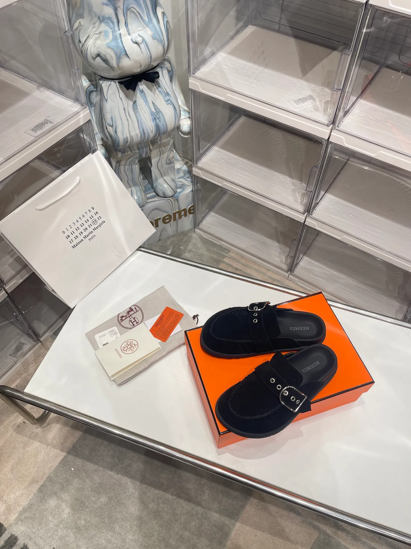 [H Family Hermès] P: 540💰 Size: Male 39-44 (45 46 customized) Female 35-40 (41 42 customized) HERMES Hermès latest kelly buckle couple style Birkenstock slippers, classic family language design! It looks good no matter how you match it! Casual and high-end feeling, the comfort is also great, paired with a variety of colorful socks, it gives a trendy and high-end feel ●Upper: imported cow suede ●Inner: imported sheepskin ●Foot pads: imported mixed sheepskin ●Outsole: Tpu non-slip and wear-resistant outsole